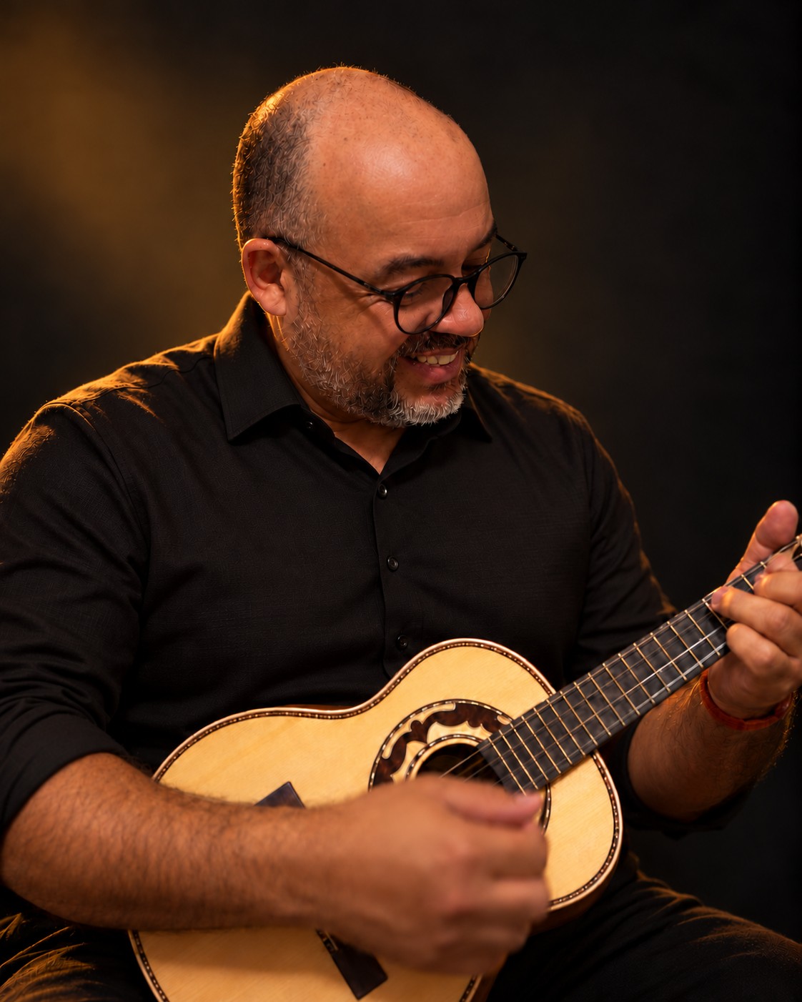 Professor do Cavaquinho brasil sorrindo enquanto toca seu cavaquinho